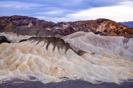 Téléchargez les photos : Zabriskie Point. It is a part of the Amargosa Range located east of Death Valley National Park in California, United States. One Man on the Top of Mountain. - en image libre de droit