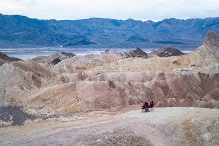 Téléchargez les photos : Zabriskie Point. Il fait partie de la chaîne Amargosa située à l'est de Death Valley dans le parc national de Death Valley en Californie, aux États-Unis. Les gens regardent le coucher du soleil - en image libre de droit