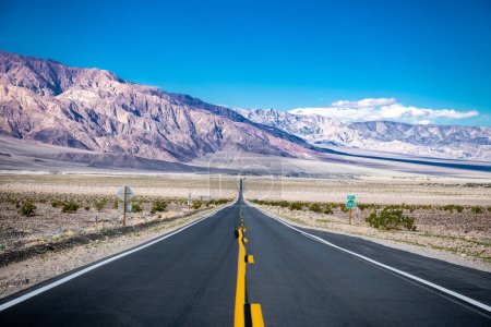 Téléchargez les photos : Route vide dans la vallée de la mort, Californie. États-Unis. - en image libre de droit
