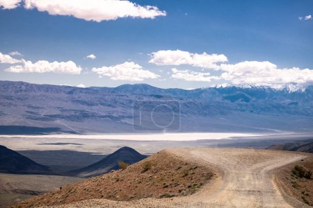 Téléchargez les photos : Landscape of Death Valley in California. Road and Cloudy Sky in Background. People Are Making Photos. - en image libre de droit