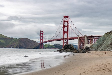 Téléchargez les photos : Golden Gate Bridge in San Francisco, California. The Golden Gate Bridge is a suspension bridge spanning the Golden Gate, the one-mile-wide strait connecting San Francisco Bay and the Pacific Ocean. Baker Beach in Background. USA - en image libre de droit