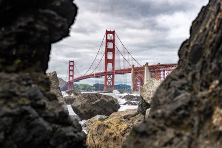 Téléchargez les photos : Golden Gate Bridge in San Francisco, California. The Golden Gate Bridge is a suspension bridge spanning the Golden Gate, the one-mile-wide strait connecting San Francisco Bay and the Pacific Ocean. Baker Beach in Background. USA - en image libre de droit