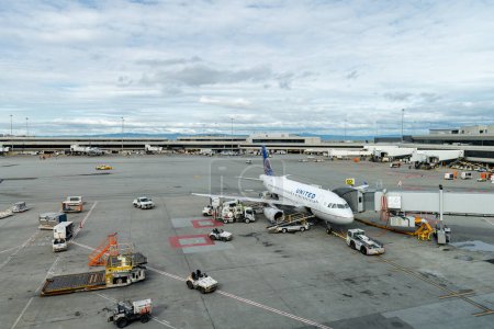 Téléchargez les photos : SAN FRANCISCO, CALIFORNIE - 04 AVRIL 2019 : Aéroport international de San Francisco. United Airlines Boeing et service au sol en arrière-plan - en image libre de droit