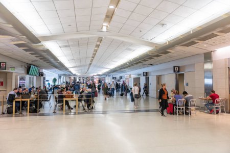Foto de SAN FRANCISCO, CALIFORNIA - 04 DE ABRIL DE 2019: Aeropuerto Internacional de San Francisco. La gente camina hacia las puertas - Imagen libre de derechos