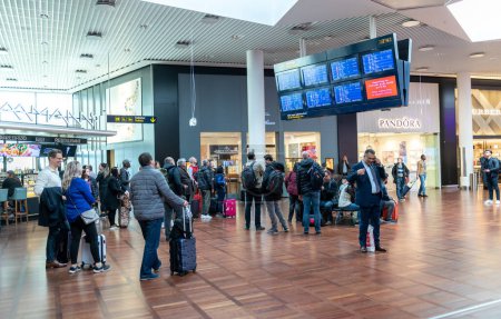 Téléchargez les photos : COPENHAGUE, DANEMARK - 05 AVRIL 2019 : Aéroport international de Copenhague. Départ sont avec des écrans et des personnes. - en image libre de droit