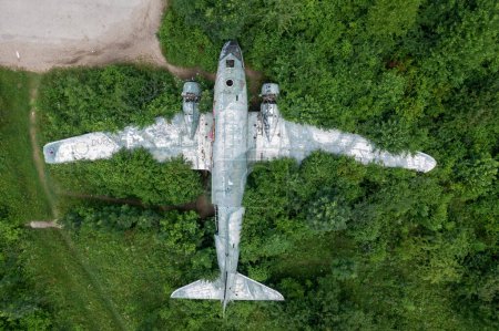 Téléchargez les photos : Base aérienne de Zeljava en Croatie et avion Douglas C-47 abandonné à l'entrée de la base aérienne. Il est situé à la frontière entre la Croatie et la Bosnie-Herzégovine.. - en image libre de droit