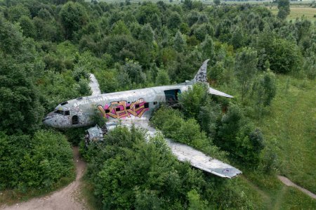 Foto de Zeljava Air Base in Croatia and Abandoned Douglas C-47 Airplane on the airbase entrance. It is on the border between Croatia and Bosnia and Herzegovina. - Imagen libre de derechos