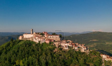 Téléchargez les photos : Motovun Village in Croatia. It is a village and a municipality in central Istria, Croatia. In ancient times, both Celts and Illyrians built their fortresses at the location of present-day Motovun. - en image libre de droit