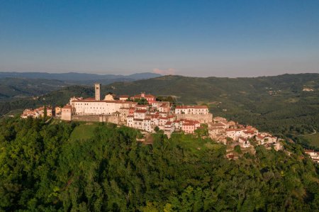 Téléchargez les photos : Motovun Village in Croatia. It is a village and a municipality in central Istria, Croatia. In ancient times, both Celts and Illyrians built their fortresses at the location of present-day Motovun. - en image libre de droit