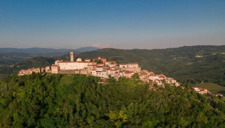 Foto de Motovun Village in Croatia. It is a village and a municipality in central Istria, Croatia. In ancient times, both Celts and Illyrians built their fortresses at the location of present-day Motovun. - Imagen libre de derechos