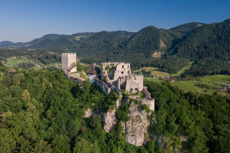 Téléchargez les photos : Celje Castle is a castle ruin in Celje, Slovenia, formerly the seat of the Counts of Celje. It stands on three hills to the southeast of Celje, where the river Savinja meanders into the Lasko valley - en image libre de droit