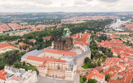 Foto de Prague Old Town with St. Vitus Cathedral and Prague castle complex with buildings revealing architecture from Roman style to Gothic 20th century. Prague, capital city of the Czech Republic. Drone - Imagen libre de derechos