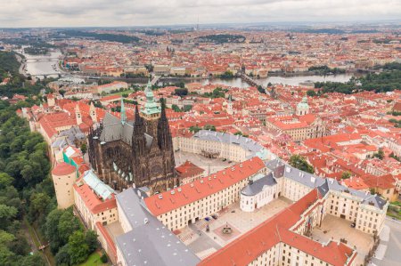 Téléchargez les photos : Vieille ville de Prague avec la cathédrale Saint-Vitus et le château de Prague avec des bâtiments révélant l'architecture du style romain au gothique du 20ème siècle. Prague, capitale de la République tchèque. Un drone - en image libre de droit