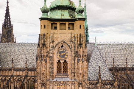 Téléchargez les photos : Vieille ville de Prague avec la cathédrale Saint-Vitus et le château de Prague avec des bâtiments révélant l'architecture du style romain au gothique du 20ème siècle. Prague, capitale de la République tchèque. Un drone - en image libre de droit