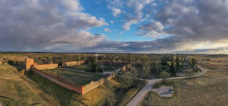 Foto de Castillo de Medininkai en Lituania. castillo medieval en el distrito de Vilna, Lituania, fue construido en la primera mitad del siglo XIV. El castillo tenía 4 puertas y torres. - Imagen libre de derechos