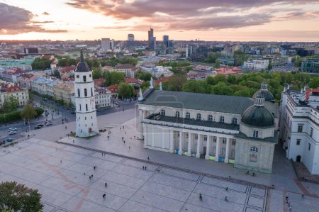 Téléchargez les photos : Vilnius Old Town with Cathedral Square in Background. Vilnius is Famous of Unesco Heritage Old Town Buildings. One of the most beautiful Baltic Countries. Sightseeing Place - en image libre de droit