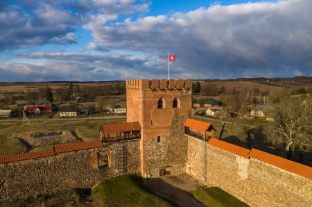 Foto de Medininkai Castle in Lithuania. medieval castle in Vilnius district, Lithuania, was built in the first half of the 14th century. The castle had 4 gates and towers. - Imagen libre de derechos
