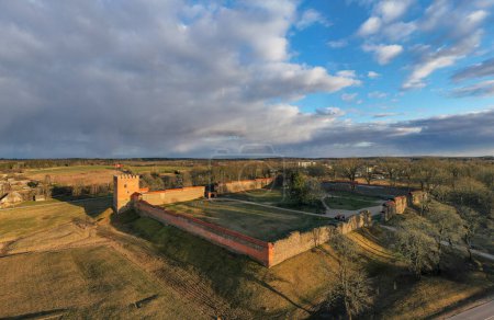 Foto de Castillo de Medininkai en Lituania. castillo medieval en el distrito de Vilna, Lituania, fue construido en la primera mitad del siglo XIV. El castillo tenía 4 puertas y torres. - Imagen libre de derechos