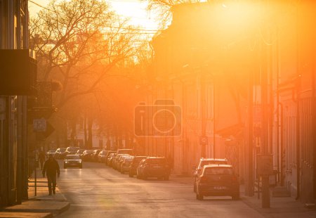 Foto de Distrito de Vilnius Uzipis. Uno de los barrios más famosos de Vilna, Lituania. Hermosa luz puesta del sol. - Imagen libre de derechos