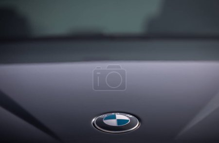 Téléchargez les photos : Logo BMW sur véhicule modèle X1. Beau fond flou. Profondeur de champ faible. - en image libre de droit