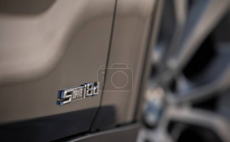 Téléchargez les photos : BMW X1 2012 Année véhicule utilitaire sport compact. Couleur noire. Closeup S Drive signe - en image libre de droit