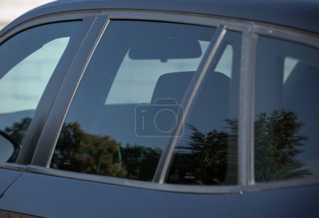 Téléchargez les photos : BMW X1 2012 Année véhicule utilitaire sport compact. Couleur noire. Fenêtres arrière sombres - en image libre de droit