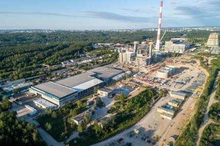 Téléchargez les photos : Cogeneration Power Plant Construction Area in Vilnius, Lithuania. Close to Gariunai Market. Forest in Background - en image libre de droit