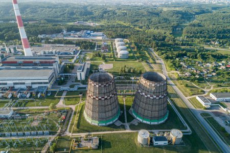 Téléchargez les photos : Zone de construction de centrales de cogénération à Vilnius, Lituanie. Près du marché de Gariunai. Cheminée en arrière-plan - en image libre de droit