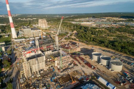 Téléchargez les photos : Cogeneration Power Plant Construction Area in Vilnius, Lithuania. Close to Gariunai Market.  Forest in Background - en image libre de droit