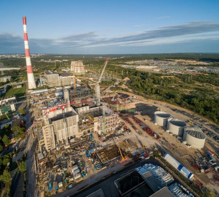 Foto de Zona de construcción de centrales eléctricas de cogeneración en Vilnius, Lituania. Cerca del mercado de Gariunai. Bosque en segundo plano - Imagen libre de derechos