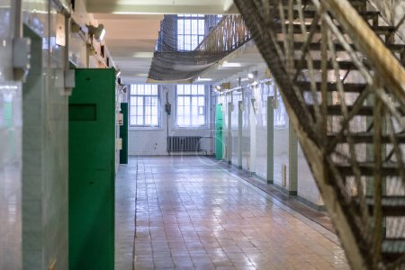 Téléchargez les photos : Closed Jail in Lithuania, Vilnius. The Oldest Prison in Lithuania and East of Europe Lukiskes. Interior with walls. - en image libre de droit