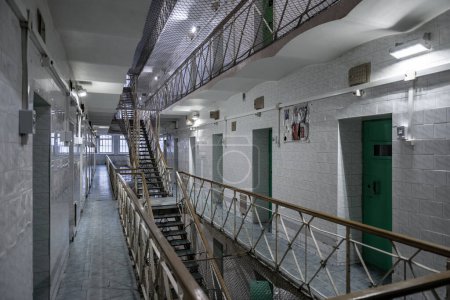 Téléchargez les photos : Emprisonnement fermé en Lituanie, Vilnius. La plus ancienne prison de Lituanie et de l'Est de l'Europe Lukiskes. Intérieur avec murs. - en image libre de droit