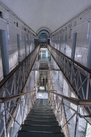 Téléchargez les photos : Emprisonnement fermé en Lituanie, Vilnius. La plus ancienne prison de Lituanie et de l'Est de l'Europe Lukiskes. Intérieur avec murs. - en image libre de droit