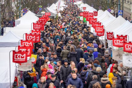 Téléchargez les photos : Messe des gens au marché de Pâques à Vilnius. Kaziuko muge signifie juste Kaziukas en lituanien. Foire annuelle de l'artisanat traditionnel se tient chaque Mars sur les rues de la vieille ville - en image libre de droit