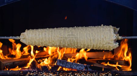 Foto de Sakotis is a Polish Lithuanian traditional spit cake. It is a cake made of butter, egg whites and yolks, flour, sugar, and cream, cooked on a rotating spit in an oven or over an open fire - Imagen libre de derechos
