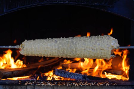 Téléchargez les photos : Sakotis is a Polish Lithuanian traditional spit cake. It is a cake made of butter, egg whites and yolks, flour, sugar, and cream, cooked on a rotating spit in an oven or over an open fire - en image libre de droit