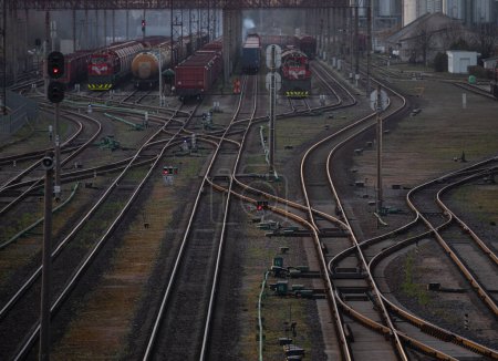 Téléchargez les photos : Réseau ferroviaire en Lituanie. Radviliskis est une capitale ferroviaire bien connue en Lituanie. Belle lumière du coucher du soleil du soir et voitures en arrière-plan. - en image libre de droit