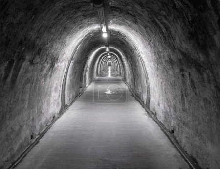 Foto de Tunnel Gric en el casco antiguo de Zagreb, Croacia. 2WW viejo túnel abandonado - Imagen libre de derechos
