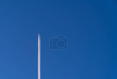 Téléchargez les photos : Airplane flying in the blue sky. Beautiful Background. Dark Blue Sunset Sky - en image libre de droit