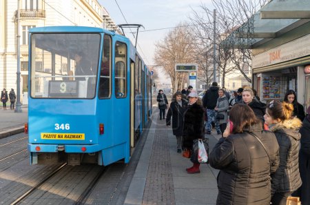 Téléchargez les photos : Old  tram on a street of Zagreb, Croatia with people. Tram Stop. - en image libre de droit