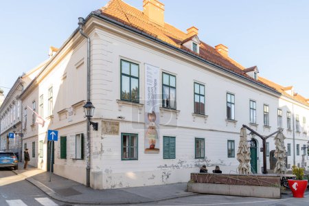 Foto de ZAGREB, CROACIA - 06 DE ENERO DE 2020: Edificio del Museo de las Relaciones Rotas en Zagreb, Croacia. - Imagen libre de derechos