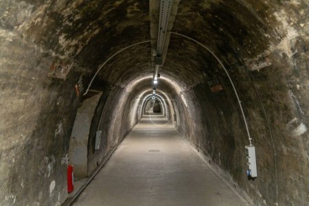 Foto de Tunnel Gric en el casco antiguo de Zagreb, Croacia. 2WW viejo túnel abandonado - Imagen libre de derechos