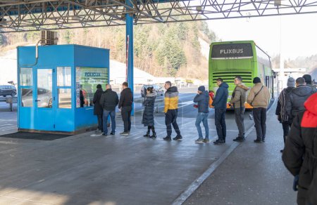 Foto de CROACIA - 08 DE ENERO DE 2020: Croacia Eslovenia Verificación de fronteras y aduanas para los pasajeros que salen de Croacia hacia el espacio Schengen - Imagen libre de derechos