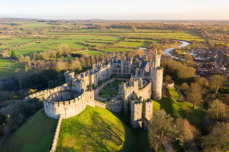 Téléchargez les photos : Arundel Castle, Arundel, West Sussex, Angleterre, Royaume-Uni. Vue d'Oiseau. Belle lumière du coucher du soleil - en image libre de droit