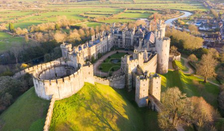 Téléchargez les photos : Arundel Castle, Arundel, West Sussex, Angleterre, Royaume-Uni. Vue d'Oiseau. Belle lumière du coucher du soleil - en image libre de droit