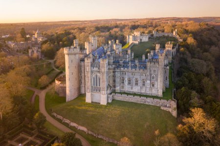 Téléchargez les photos : Arundel Castle, Arundel, West Sussex, England, United Kingdom. Bird Eye View. Beautiful Sunset Light - en image libre de droit