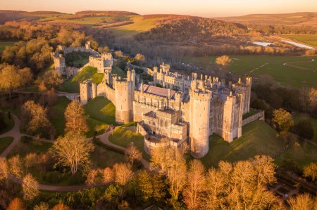 Téléchargez les photos : Arundel Castle, Arundel, West Sussex, England, United Kingdom. Bird Eye View. Beautiful Sunset Light - en image libre de droit