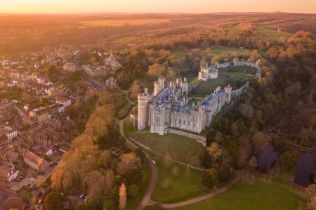 Téléchargez les photos : Arundel Castle, Arundel, West Sussex, Angleterre, Royaume-Uni. Vue d'Oiseau. Belle lumière du coucher du soleil. Un drone - en image libre de droit