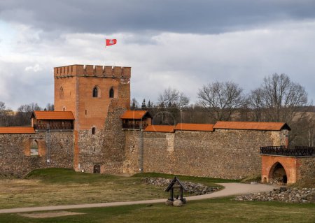 Téléchargez les photos : Medininkai Castle in Lithuania. It is a medieval castle in Vilnius district, Lithuania, was built in the first half of the 14th century - en image libre de droit