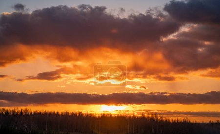 Foto de Burning Sky, Sunset Sky in Nature. Hermoso paisaje en Lituania, Europa. Tarde noche en la estación fría de primavera. - Imagen libre de derechos